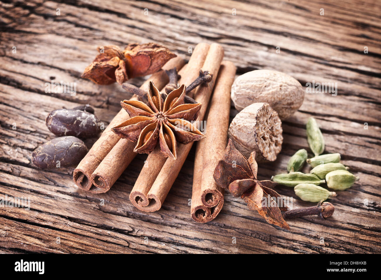 Épices sur une vieille table en bois. Banque D'Images