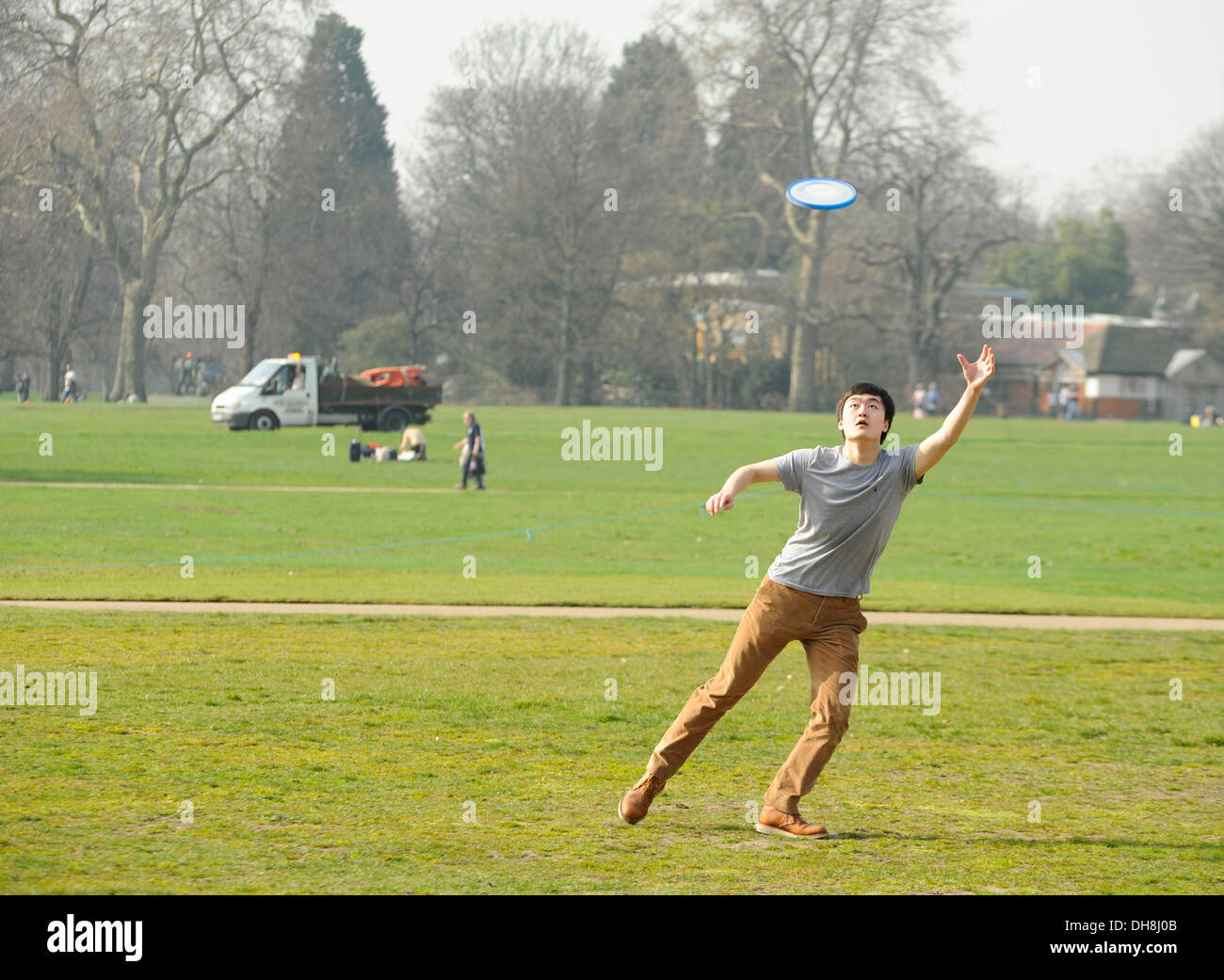 Les membres de l'atmosphère chaleureuse du public ensoleillé dans Hyde Park à Londres lorsque la température descend autour de pays sont mis Banque D'Images