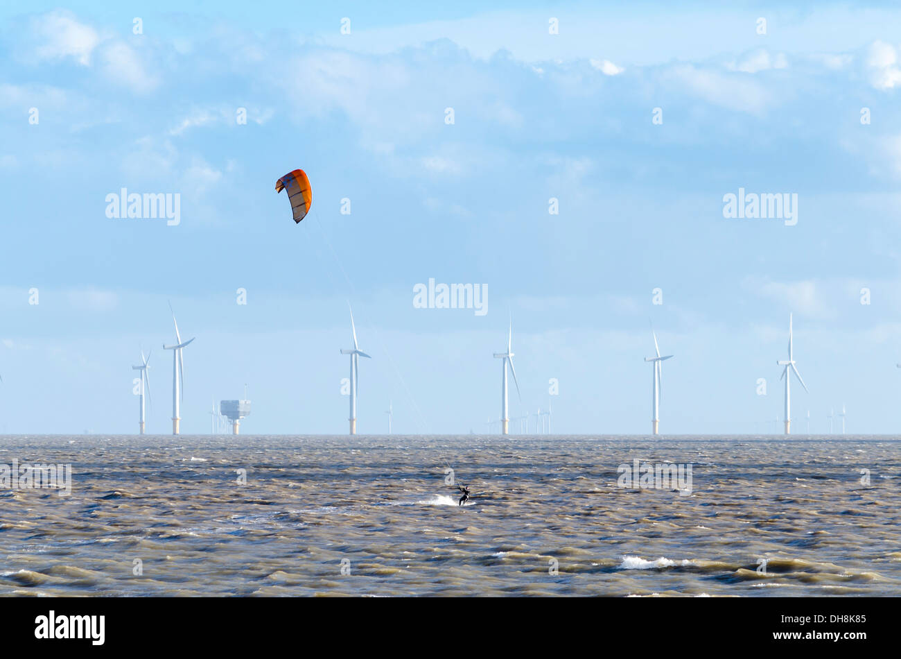 Planche à voile vers une ferme éolienne Banque D'Images