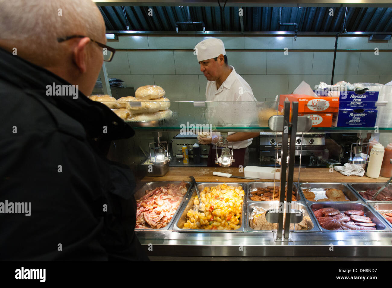 Les aliments chauds comptoir à l'épicerie, marché Dali 7e Avenue, New York City, États-Unis d'Amérique. Banque D'Images