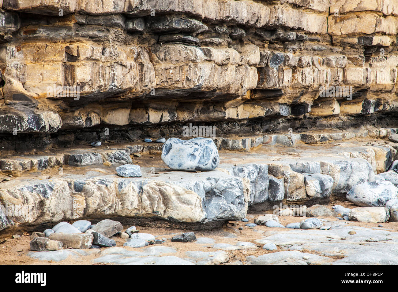 Les strates de roche dans la falaise à Nash Point dans le pays de Galles. Banque D'Images