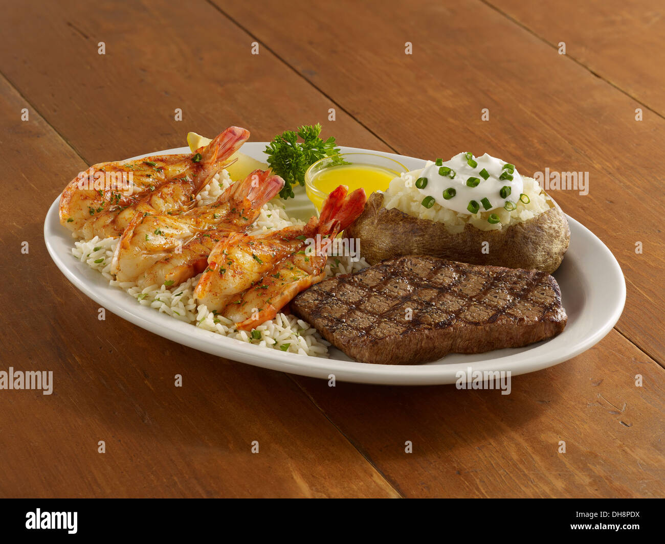 Crevettes grillées et steak avec pomme de terre au four Banque D'Images