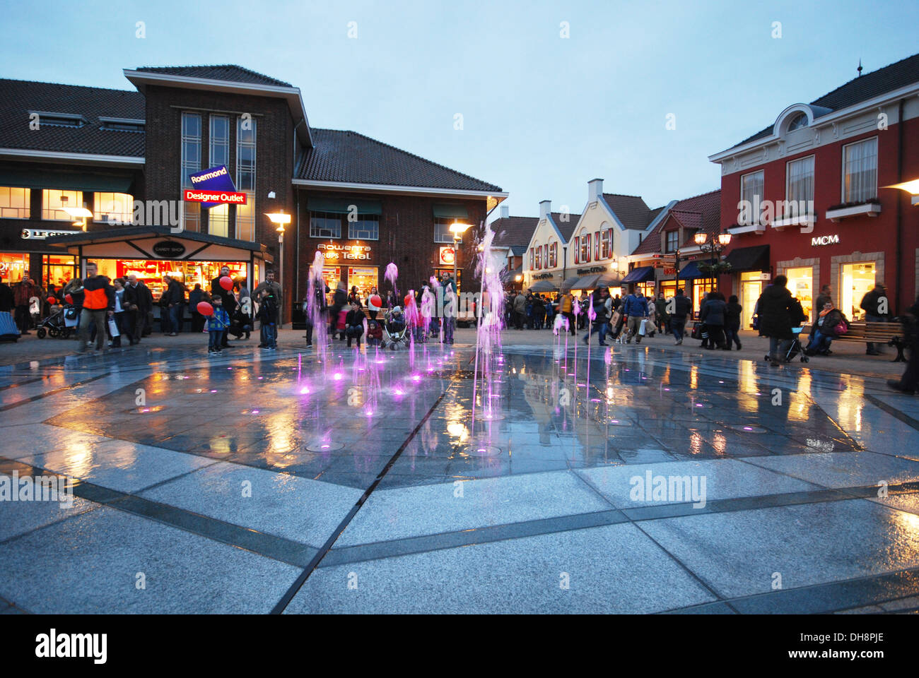 Soirée shopping au centre McArthur Glen Designer Outlet Roermond Pays-Bas  Photo Stock - Alamy