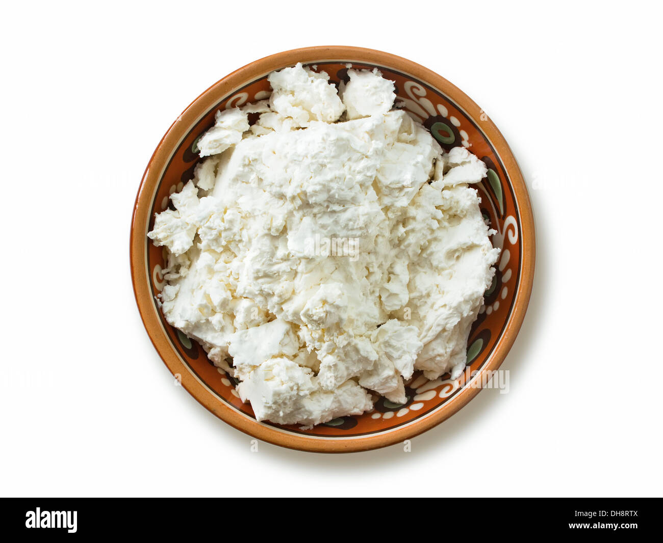 Сottage savoureux fromage dans la plaque, isolé sur fond blanc, vue du dessus Banque D'Images