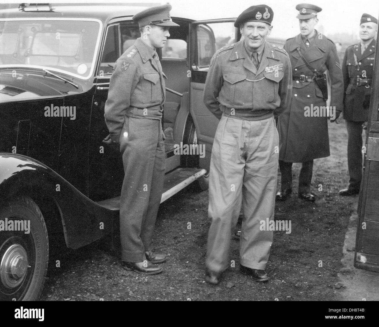Le général Bernard Law Montgomery photographié pendant la Seconde Guerre mondiale avec son béret distinctes et uniformes occasionnels Banque D'Images