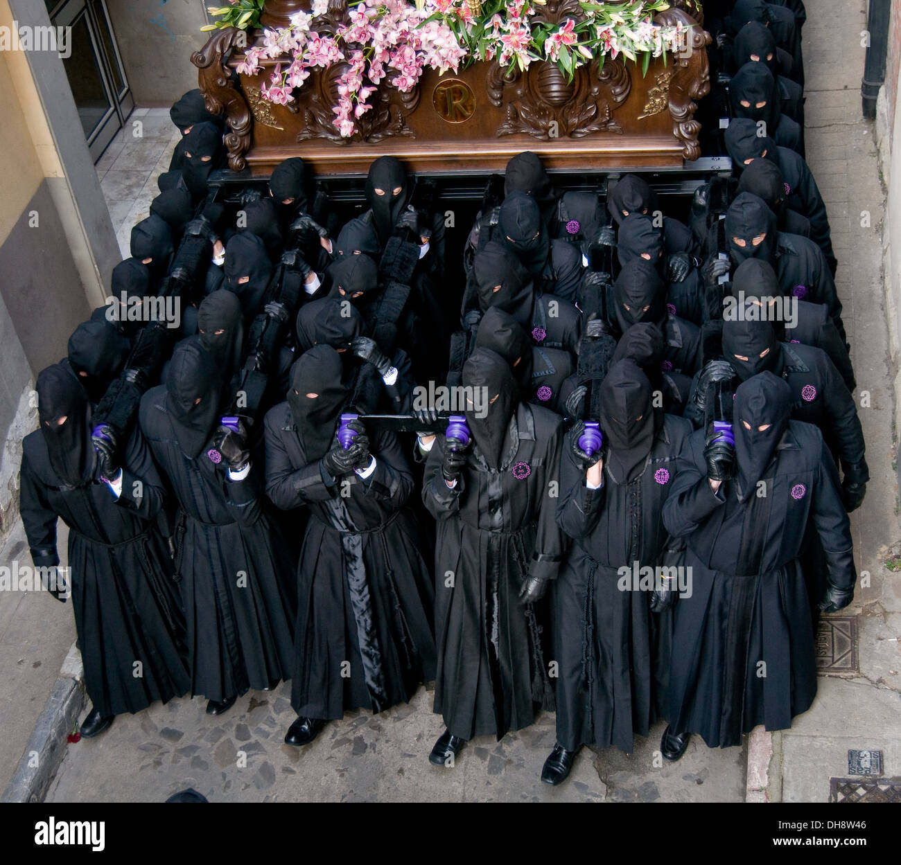 Costaleros. Porteurs de l'image religieuse au cours de processions dans la semaine sainte. Est la plus importante fête religieuse. Espagne Banque D'Images