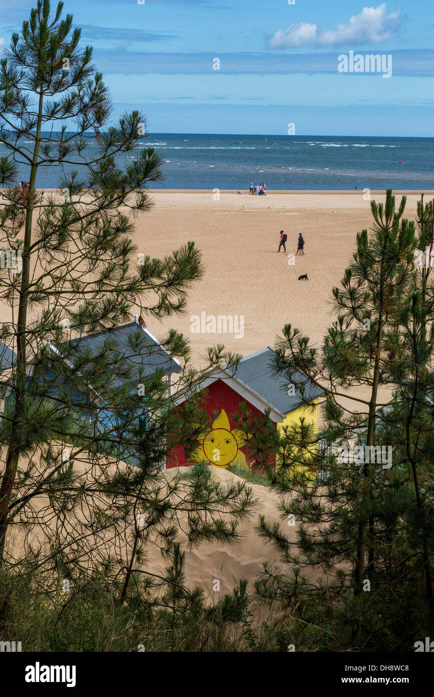 Wells-Next-The-Sea avec cabines de plage et de personnes à pied le littoral sablonneux, Norfolk, Royaume-Uni. Banque D'Images