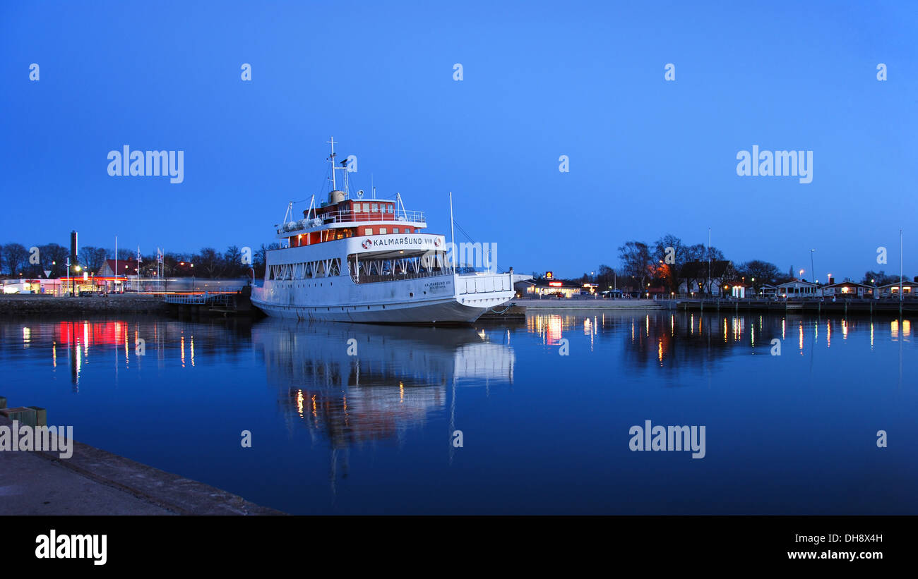 Le vieux ferry Kalmarsund VIII à Farjestaden port en l'île Oland en Suède. Banque D'Images