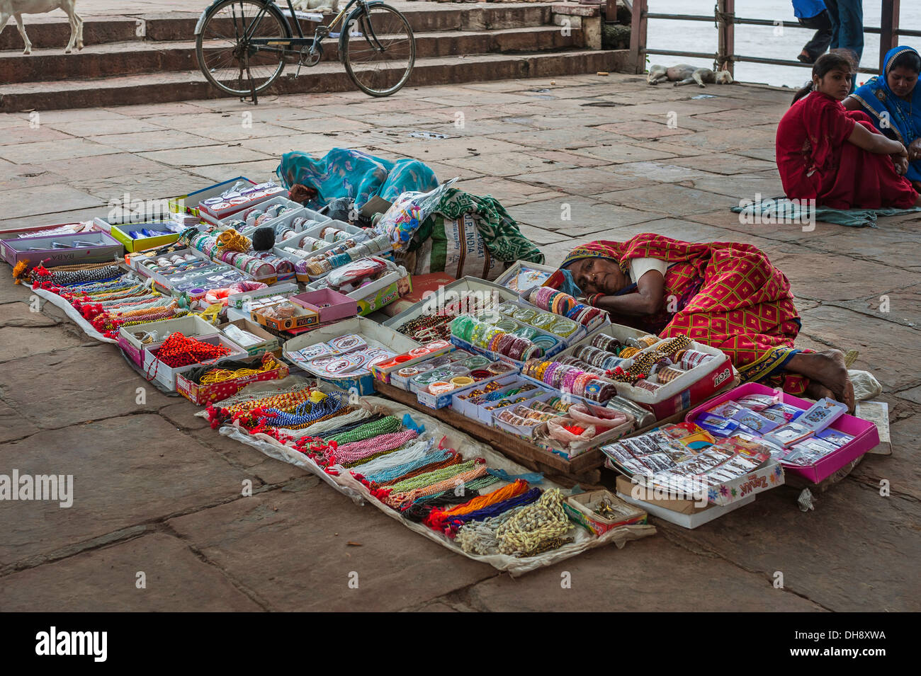 Femmes Entreprenantes vendre babioles d'un décrochage mobile le long de la rivière du Gange à Varanasi, Inde. Banque D'Images