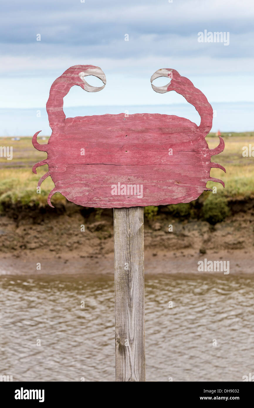 Conseils en forme de crabe monté sur la jetée de Morston Quay, Norfolk, Royaume-Uni. Banque D'Images