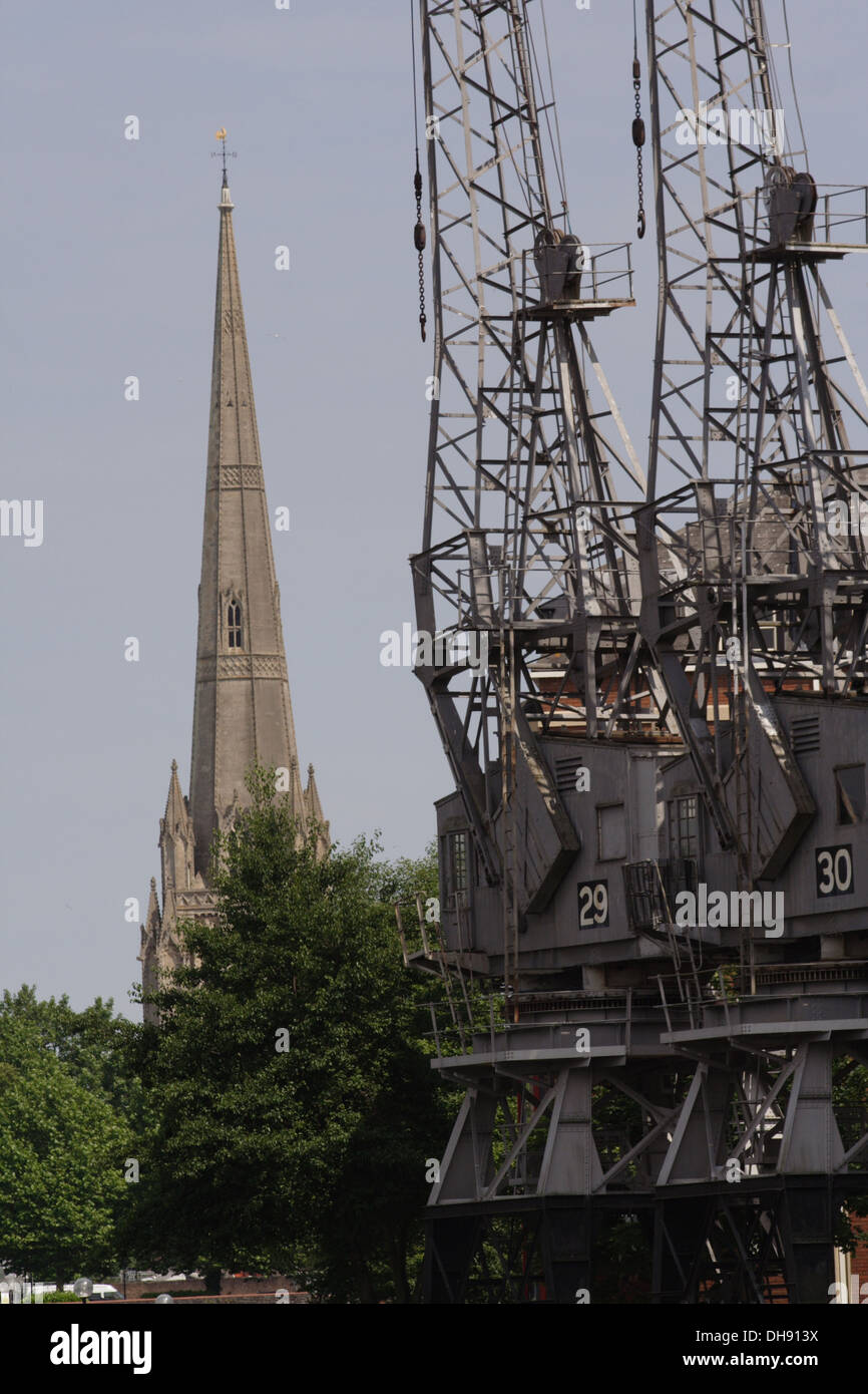 Clocher de l'église avec des grues à quais de Bristol Banque D'Images