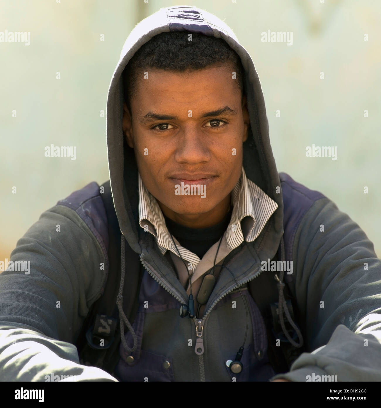Portrait d'un jeune homme portant une cagoule ; Maroc Banque D'Images