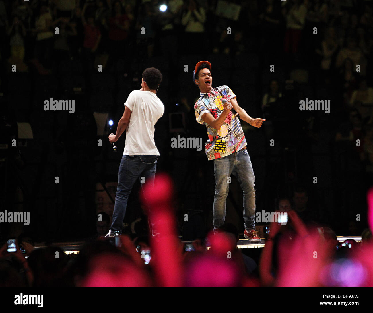 Rizzle Kicks duo Jordan Stevens(à gauche) et Harley Alexander-Sule(droite) sur scène pendant le sport Relief concert au O2 Banque D'Images