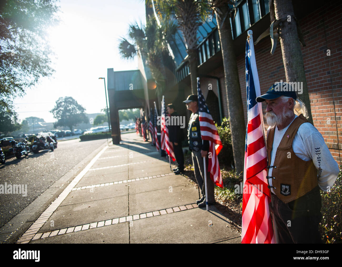 Caroline du Sud garde patriote membres détiennent des drapeaux américains à l'extérieur de la base commune de la Base aérienne de Charleston - Chapelle pendant le service commémoratif du maître à la retraite Le Sgt. Dave Williams, 30 octobre 2013. Williams a servi comme base de la gestionnaire multimédia et chef de l'intern Banque D'Images