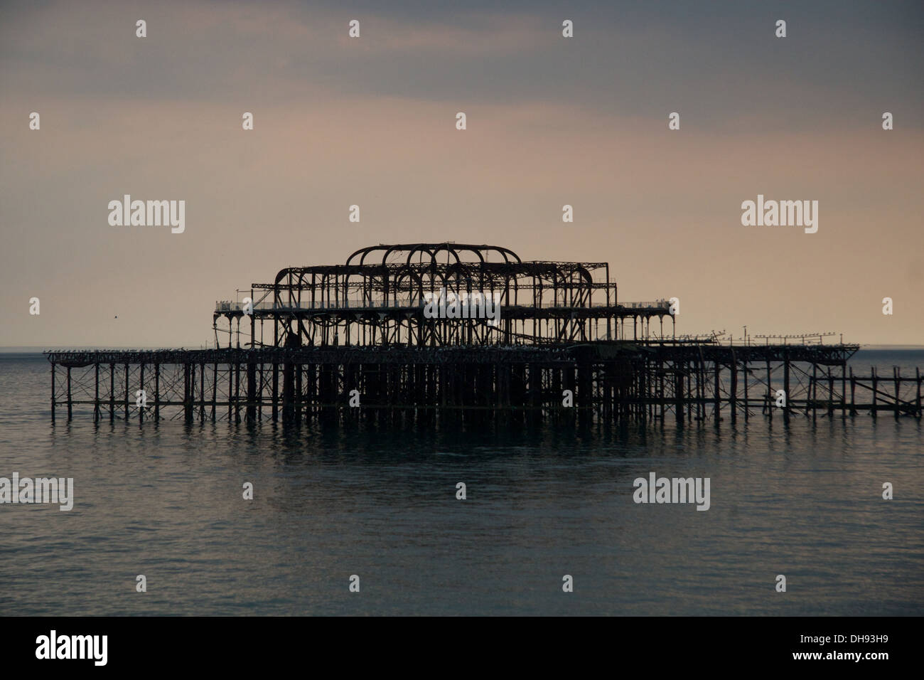 Brighton, UK West Pier dans son état actuel au coucher du soleil. Banque D'Images
