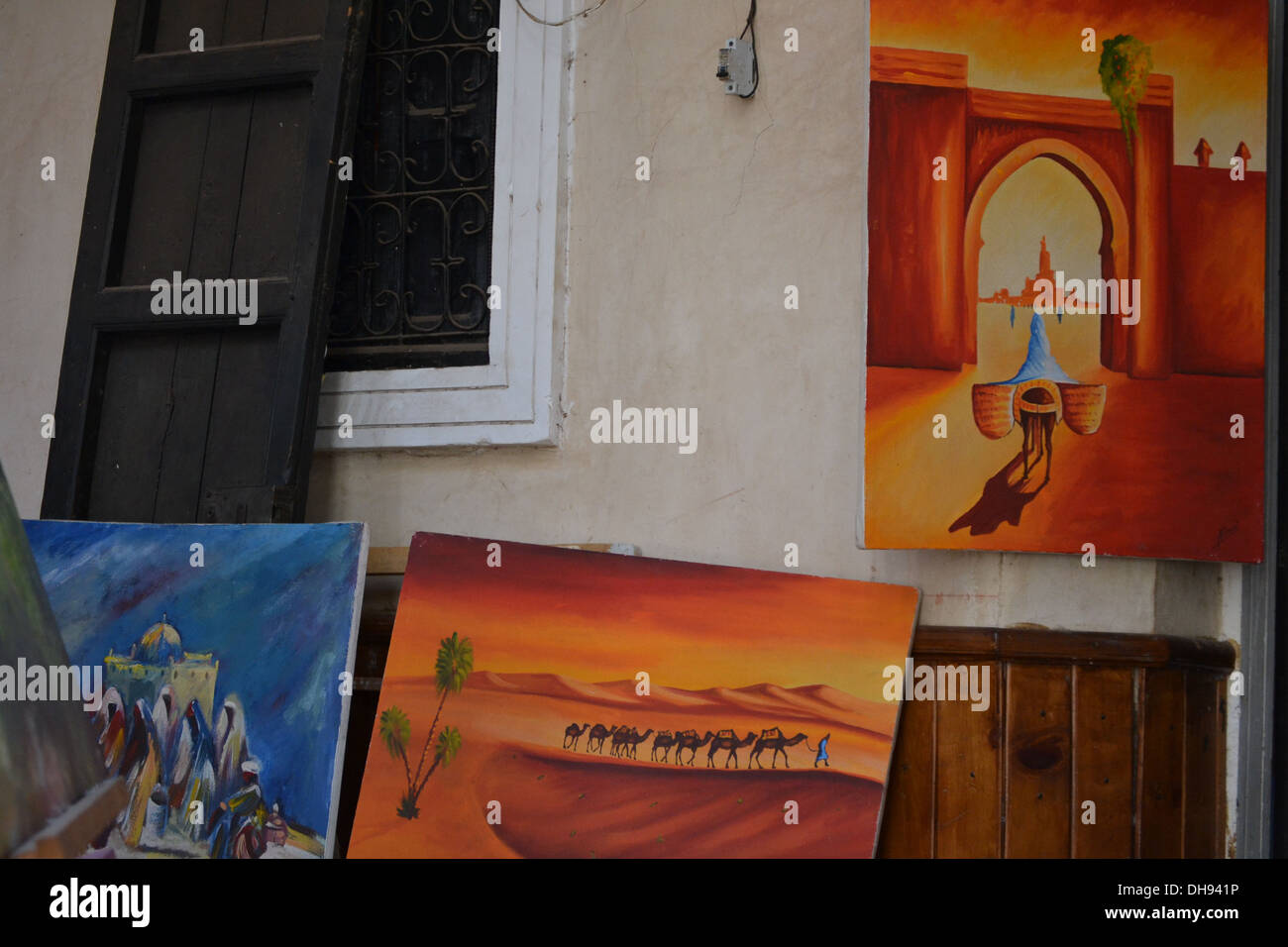 Peintures à vendre au souk, Marrakech, Maroc. Banque D'Images