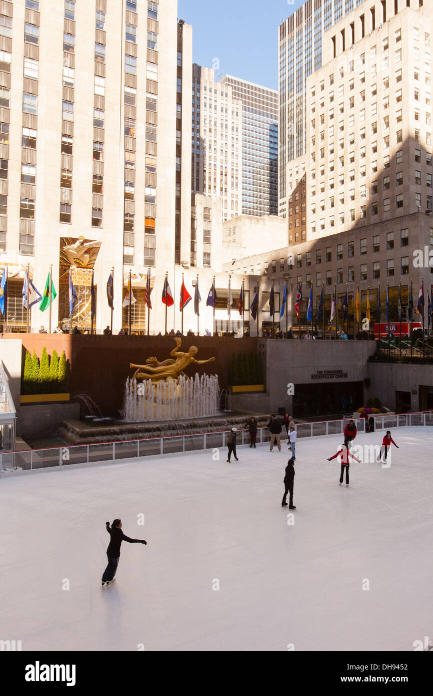 Patinoire, Rockefeller Center, Manhattan, New York City, États-Unis d'Amérique Banque D'Images