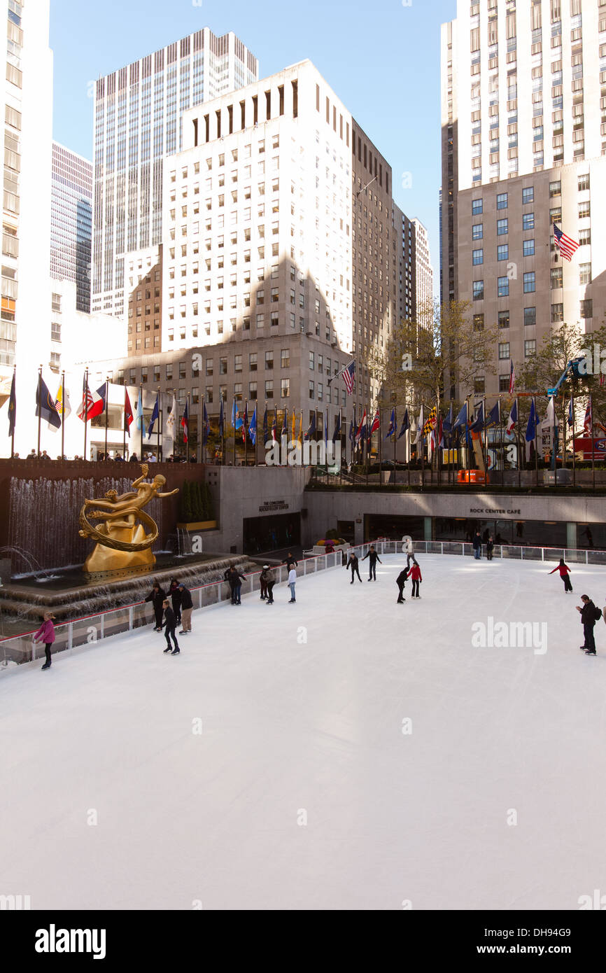 Patinoire, Rockefeller Center, Manhattan, New York City, États-Unis d'Amérique Banque D'Images