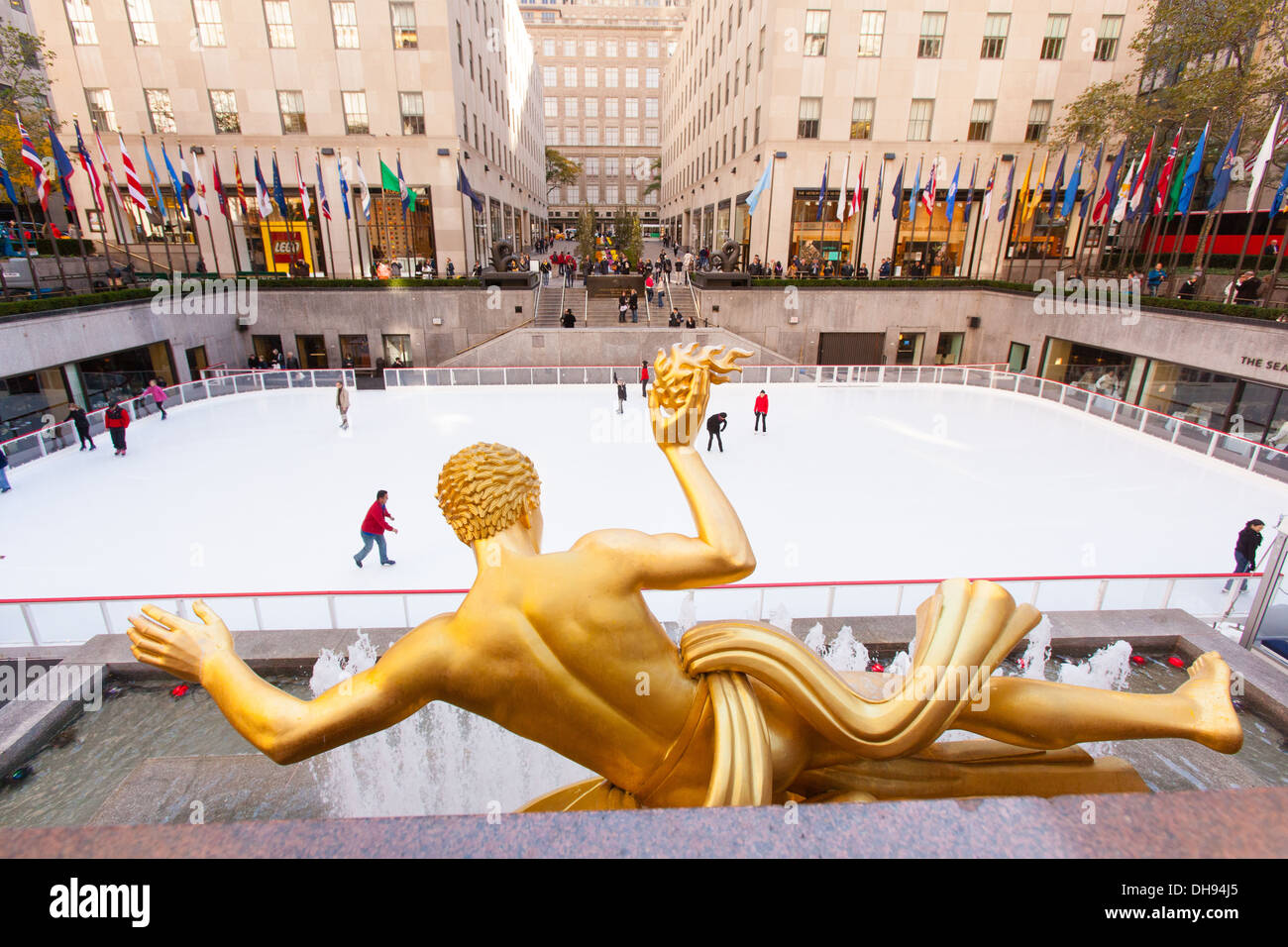 Patinoire, Rockefeller Center, Manhattan, New York City, États-Unis d'Amérique Banque D'Images
