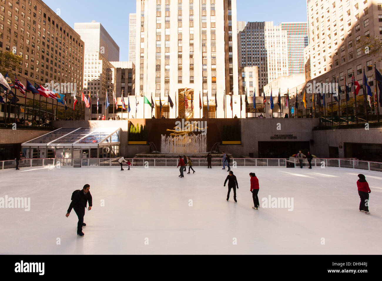 Patinoire, Rockefeller Center, Manhattan, New York City, États-Unis d'Amérique Banque D'Images