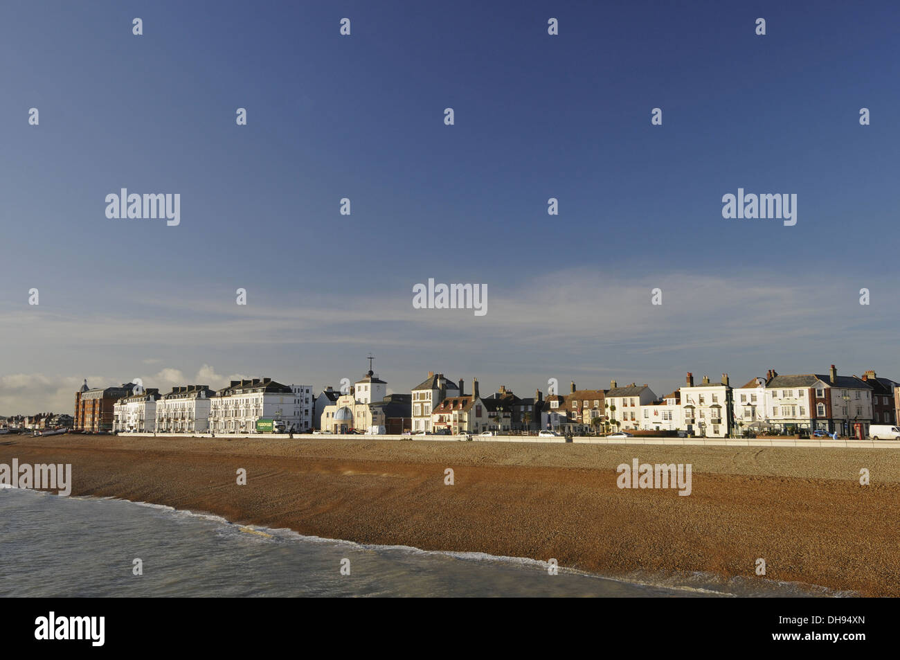 Vue sur la mer à la plage et de la ville s'occuper l'Angleterre Kent Banque D'Images