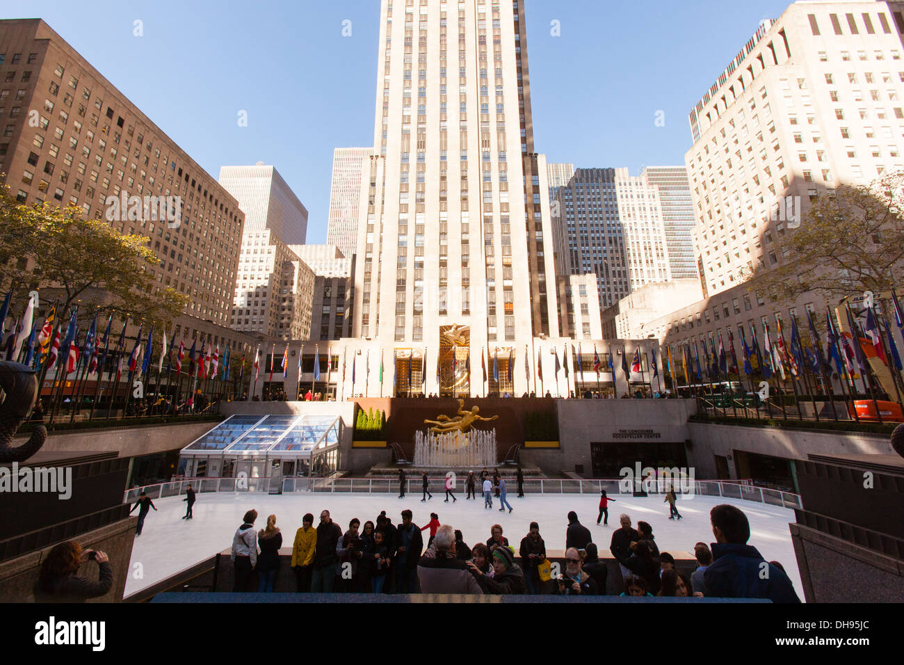 Patinoire, Rockefeller Center, Manhattan, New York City, États-Unis d'Amérique Banque D'Images