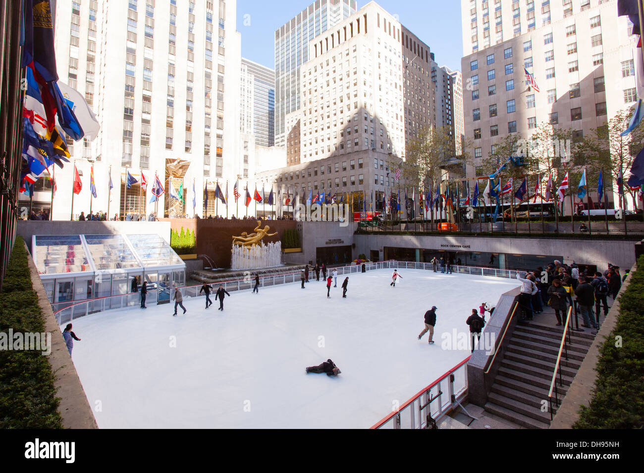 Patinoire, Rockefeller Center, Manhattan, New York City, États-Unis d'Amérique Banque D'Images