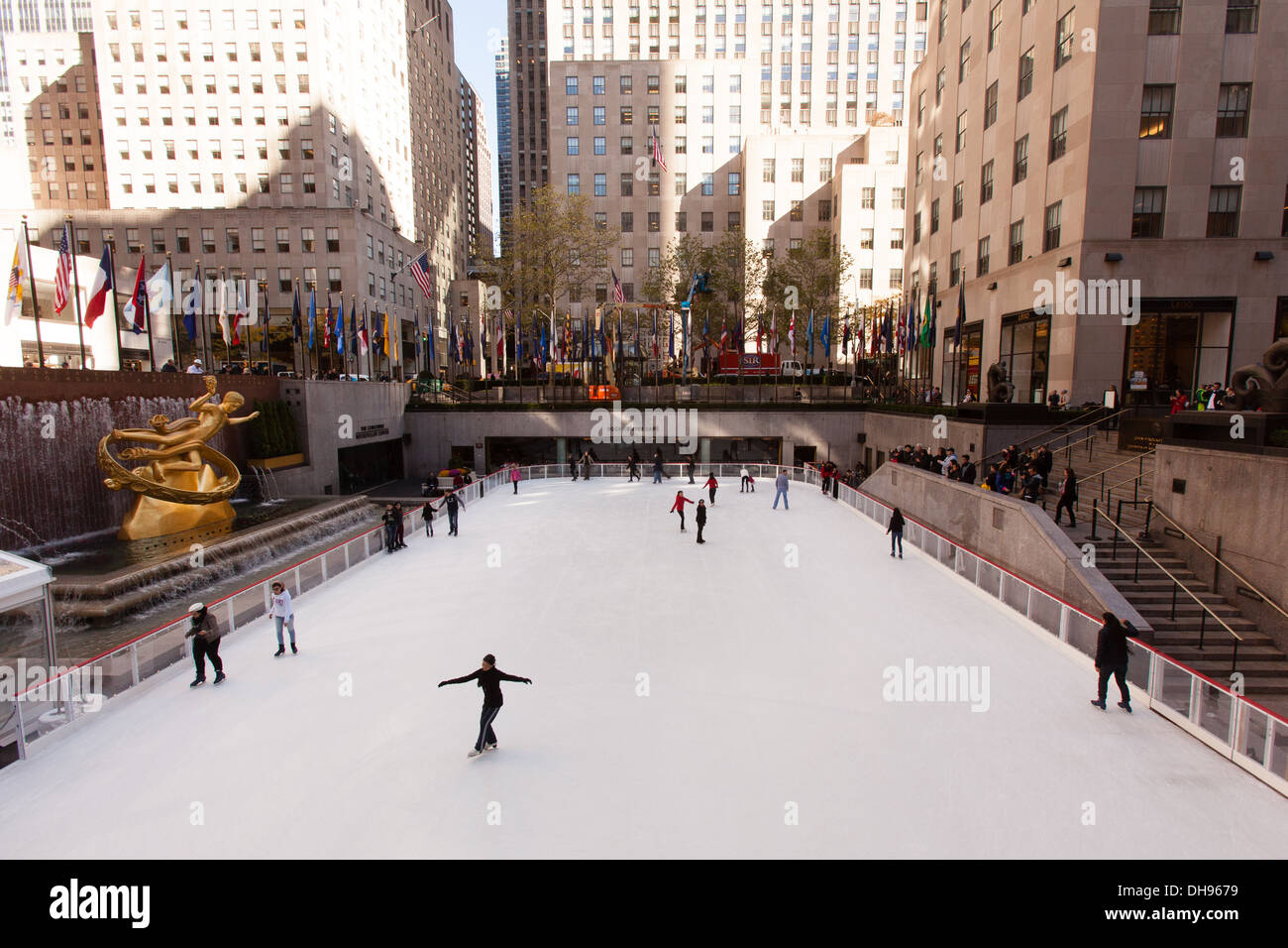 Patinoire, Rockefeller Center, Manhattan, New York City, États-Unis d'Amérique Banque D'Images