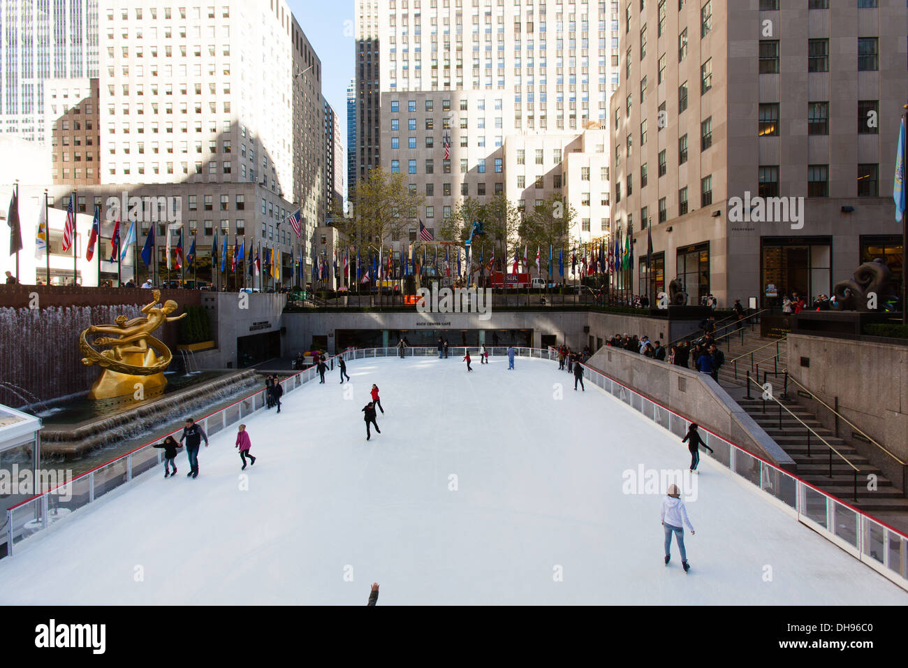 Patinoire, Rockefeller Center, Manhattan, New York City, États-Unis d'Amérique Banque D'Images