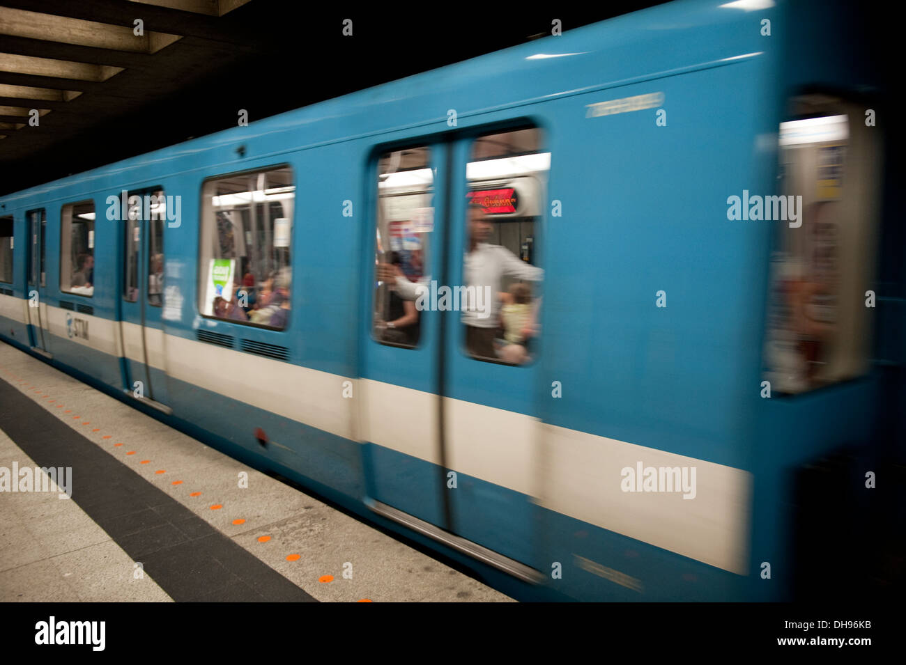La conduite des trains par dans une station de métro à Montréal, Québec. Banque D'Images