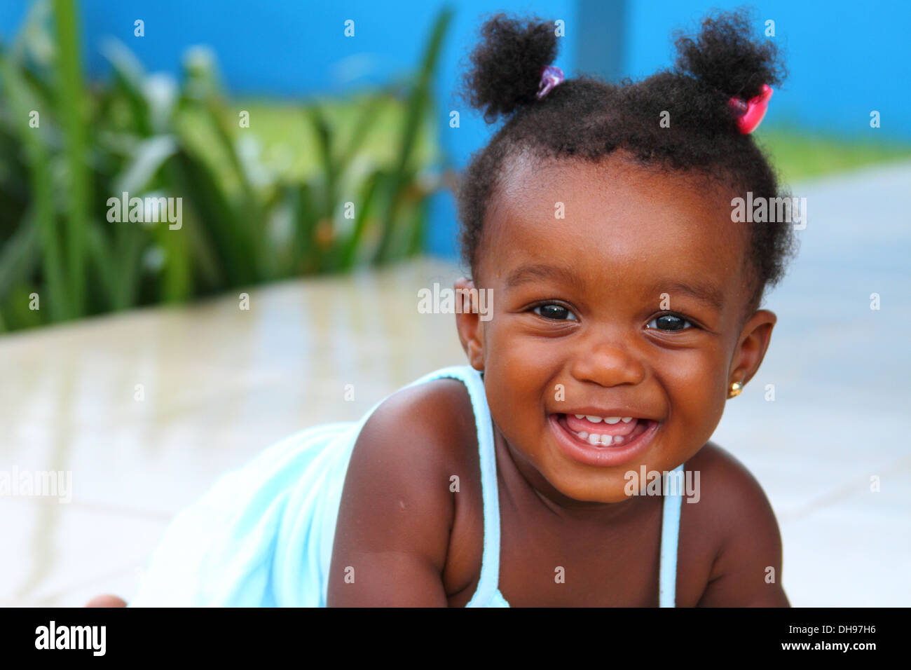 enfant noir souriant, tout-petit souriant, fille souriante, tout-petit africain Banque D'Images