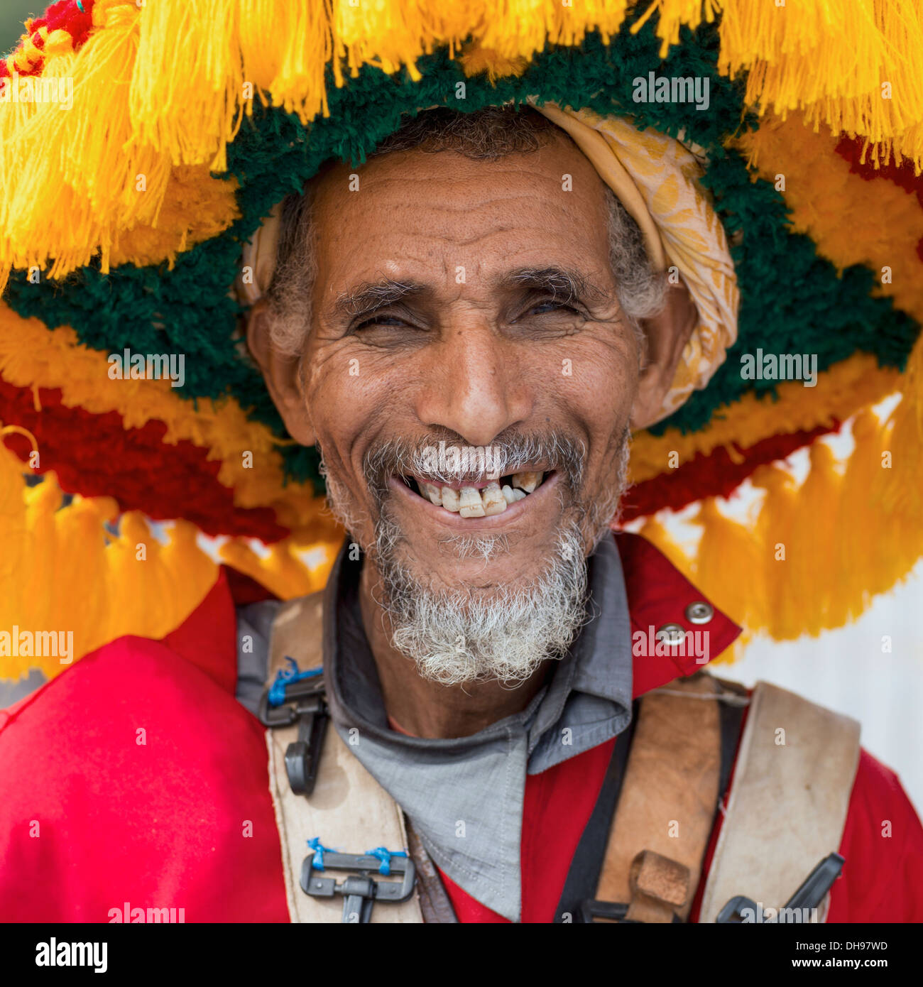 Portrait d'un homme avec un grand chapeau coloré ; Marrakech, Marrakech-Tensift-El Haouz, Maroc Banque D'Images