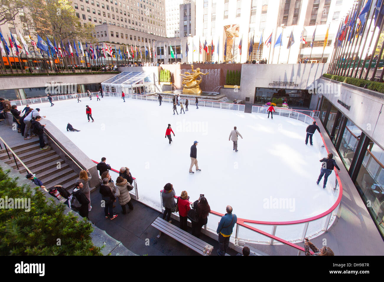 Patinoire, Rockefeller Center, Manhattan, New York City, États-Unis d'Amérique Banque D'Images