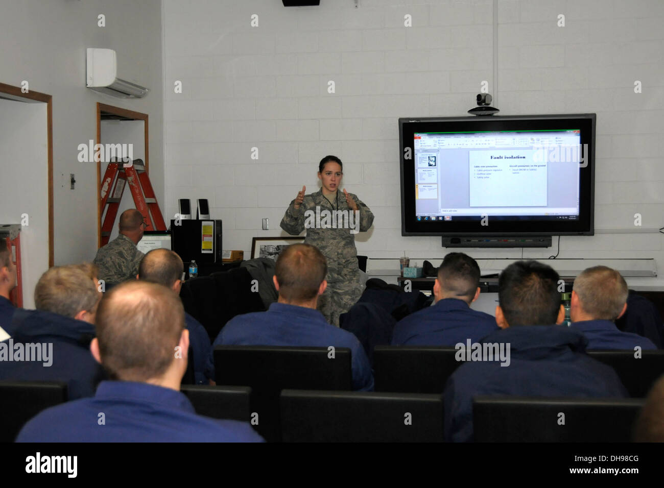 Le s.. Nicole Moss, 127e Escadron de maintenance, procède à une classe sur le cockpit de l'avion pour l'entretien des systèmes de pressurisation Banque D'Images