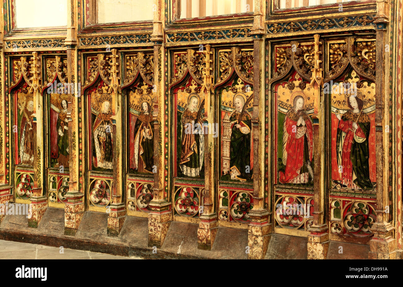 Eye, Suffolk, 15e siècle jubé, côté nord, la peinture médiévale peintures saint saints écrans England UK Banque D'Images