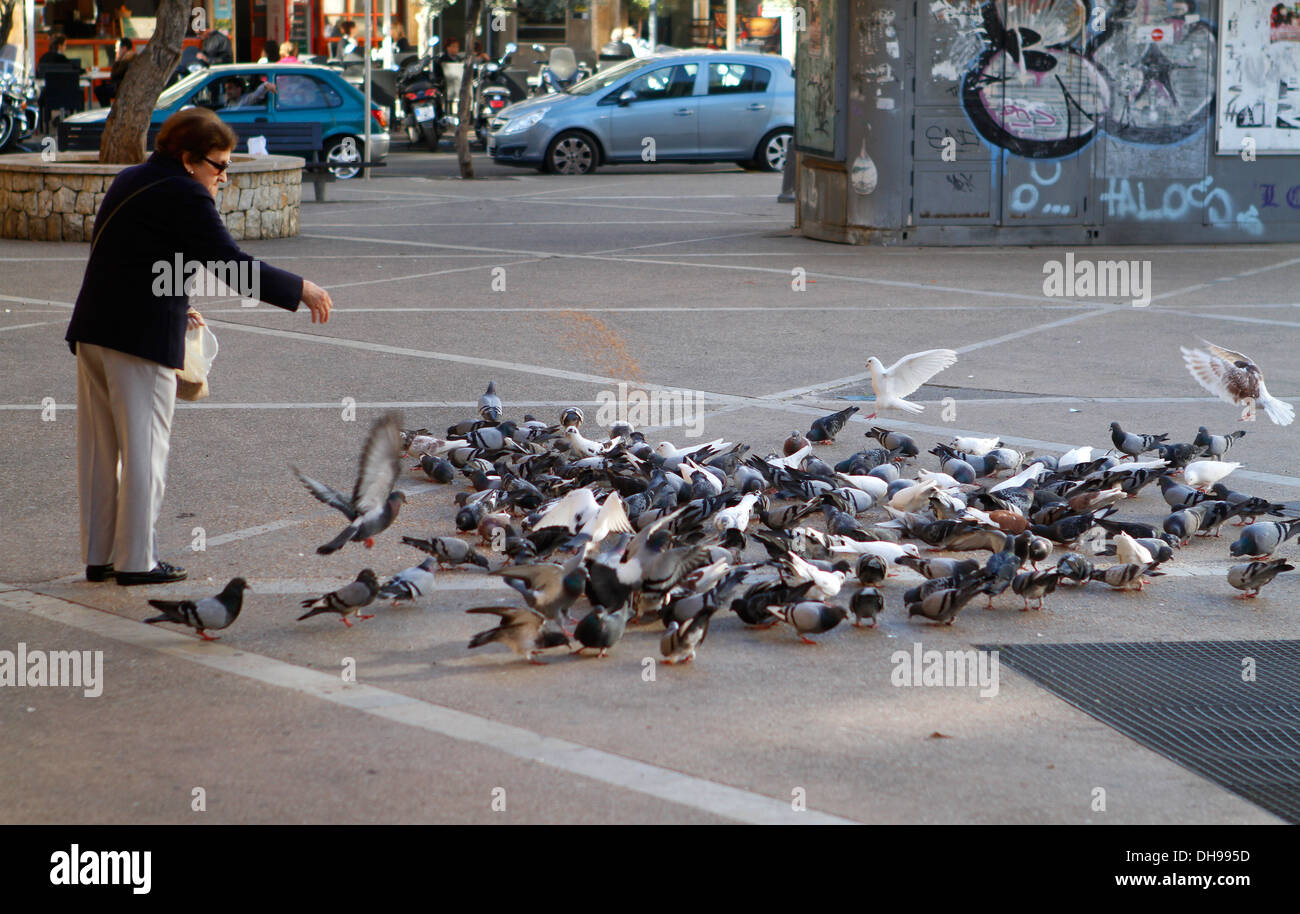 Une femme dans la cour un centre square à Palma de Majorque, Espagne Banque D'Images