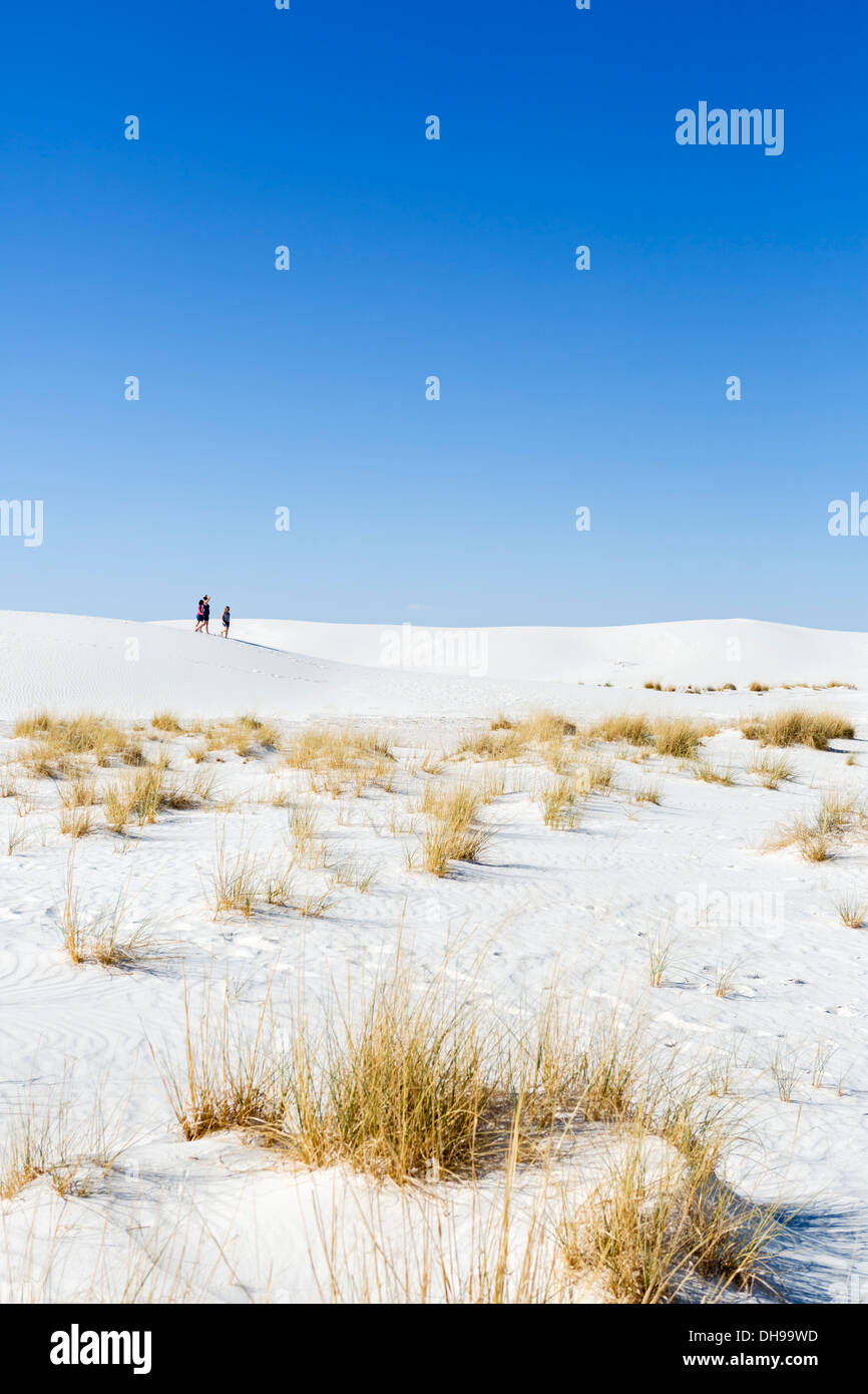 Les promeneurs sur les dunes au White Sands National Monument, près de Alamogordo, New Mexico, USA Banque D'Images