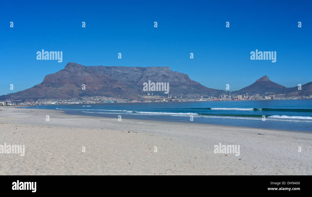 Table Mountain, extraite du Blouberg Beach à Cape Town, Afrique du Sud Banque D'Images