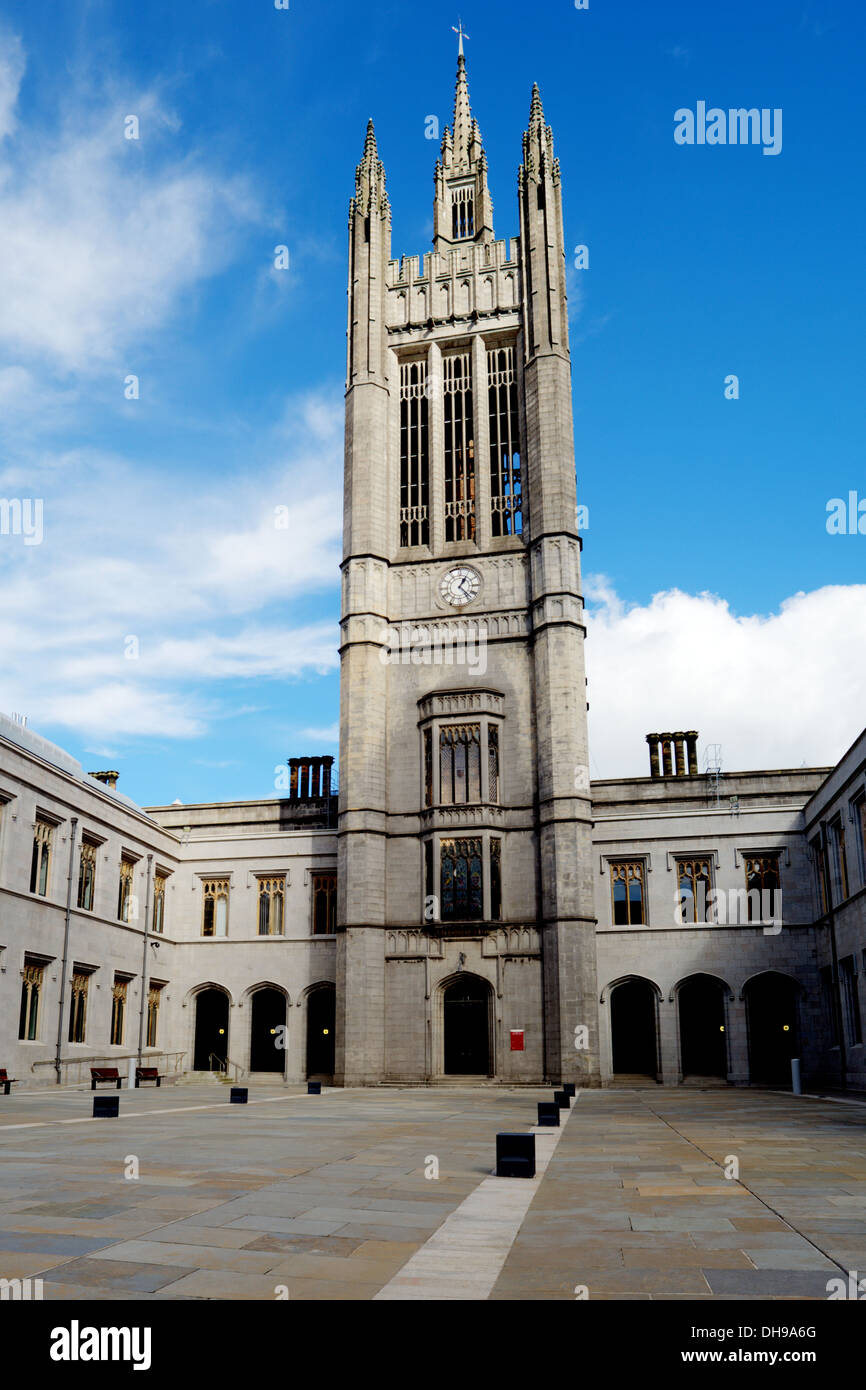 Mitchell Tower dans le quadrilatère au collège Marischal, Aberdeen. Banque D'Images