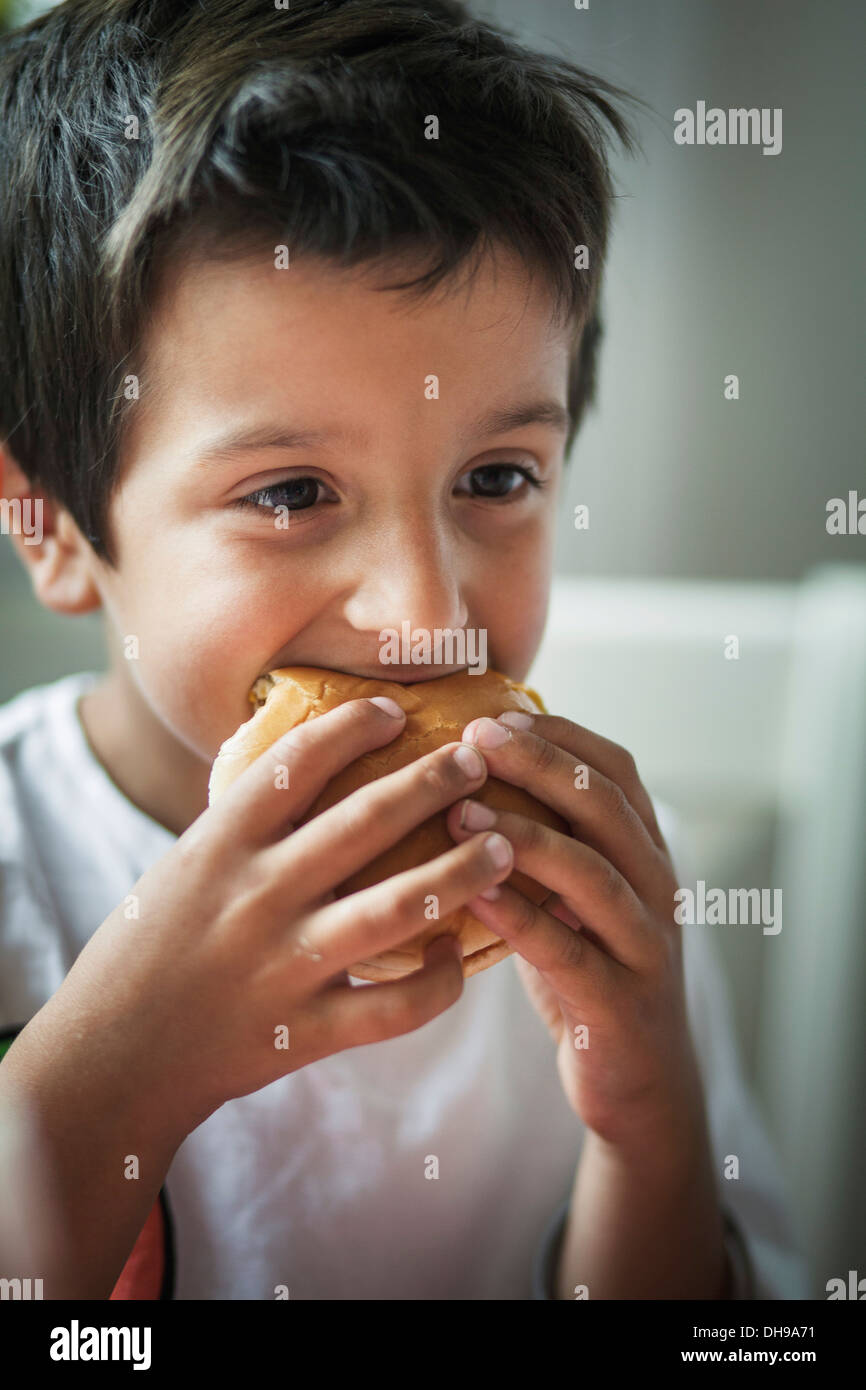 Enfant de manger un hamburger Banque D'Images