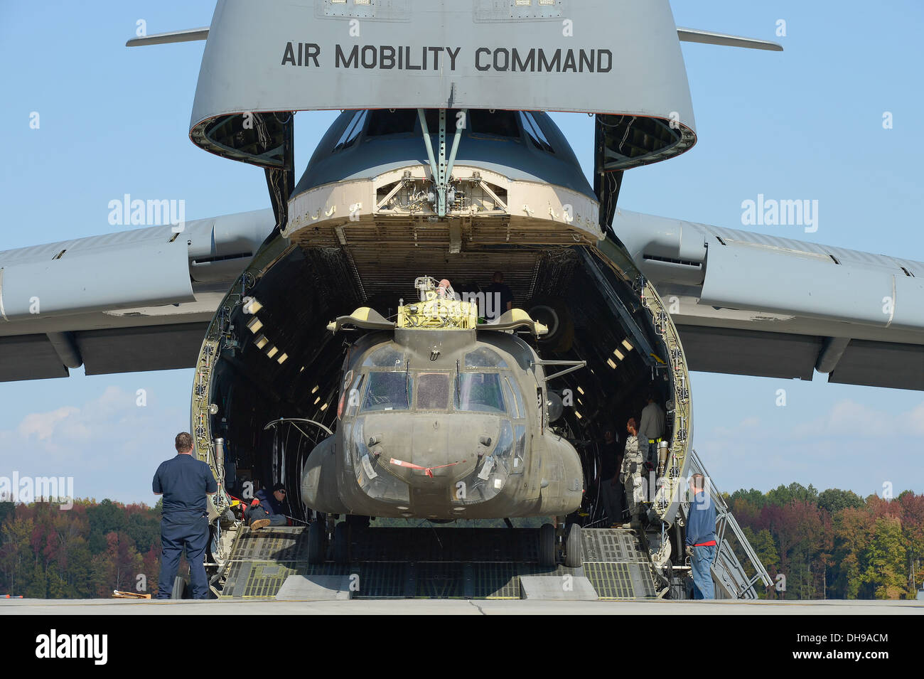 United States Army CH-47D Chinook helicopters et leurs composants sont déchargés d'un C-5M Super Galaxy de la 436e Escadre de transport aérien, le 29 octobre, 2013, Dover Air Force Base, Del. Les hélicoptères ont été utilisés en Afghanistan et sont retournés à l'Organisation des sta Banque D'Images