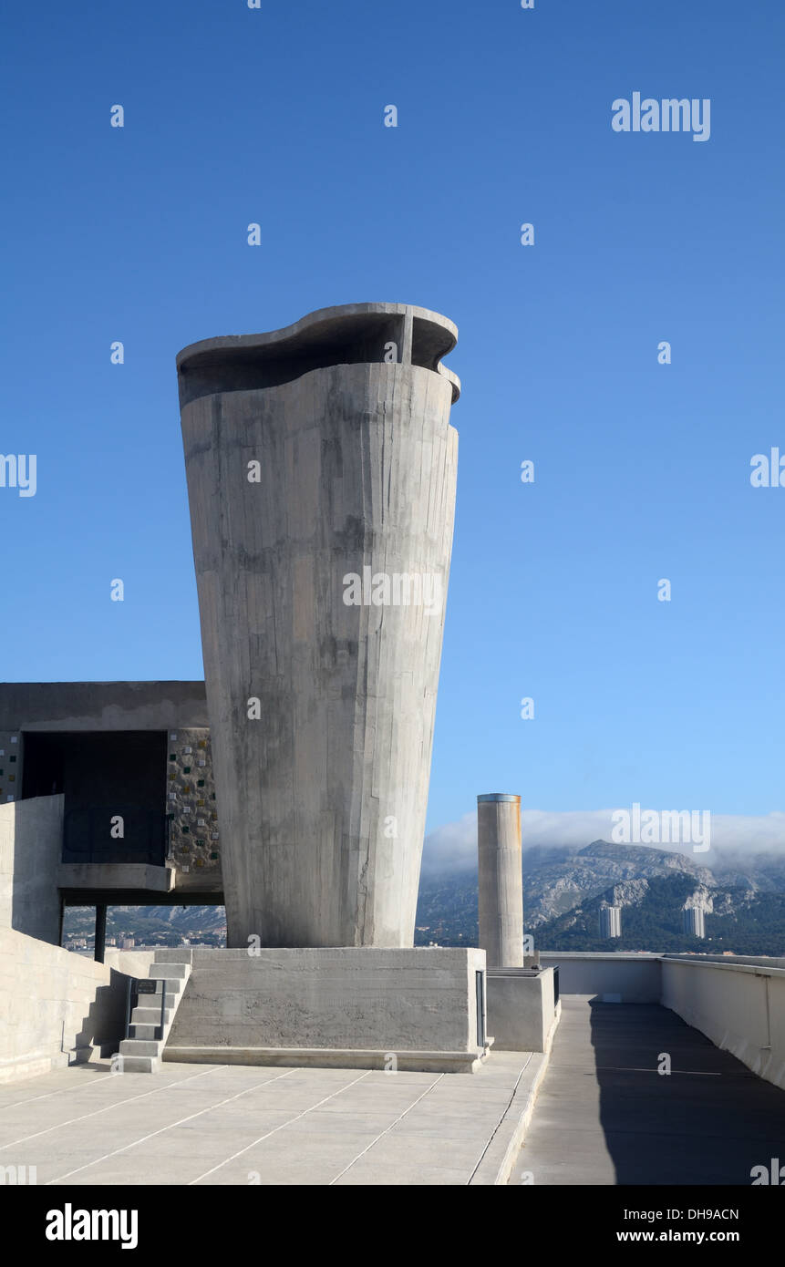 Arbre de ventilation en béton de l'unité d'habitation ou de la Cité Radieuse conçu par le Corbusier Marseille Provence France Banque D'Images