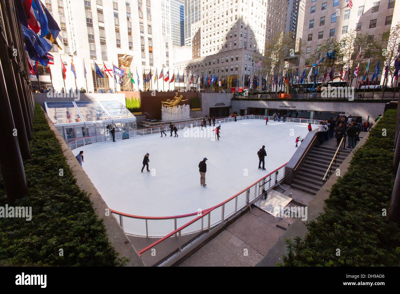 Patinoire, Rockefeller Center, Manhattan, New York City, États-Unis d'Amérique Banque D'Images
