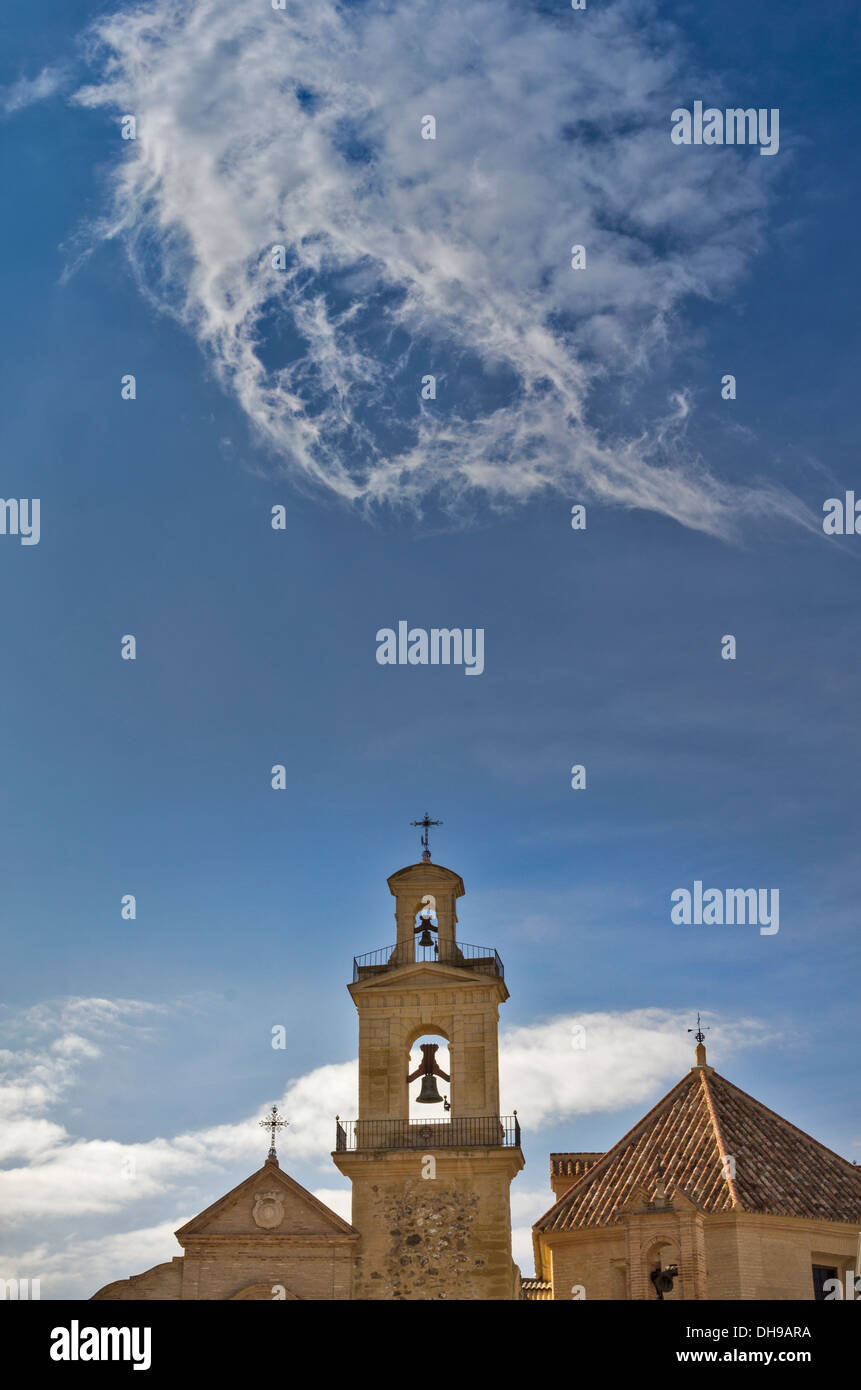 Les cloches des églises et les NUAGES BLANCS DANS LA VILLE D'Antequera andalousie espagne Banque D'Images