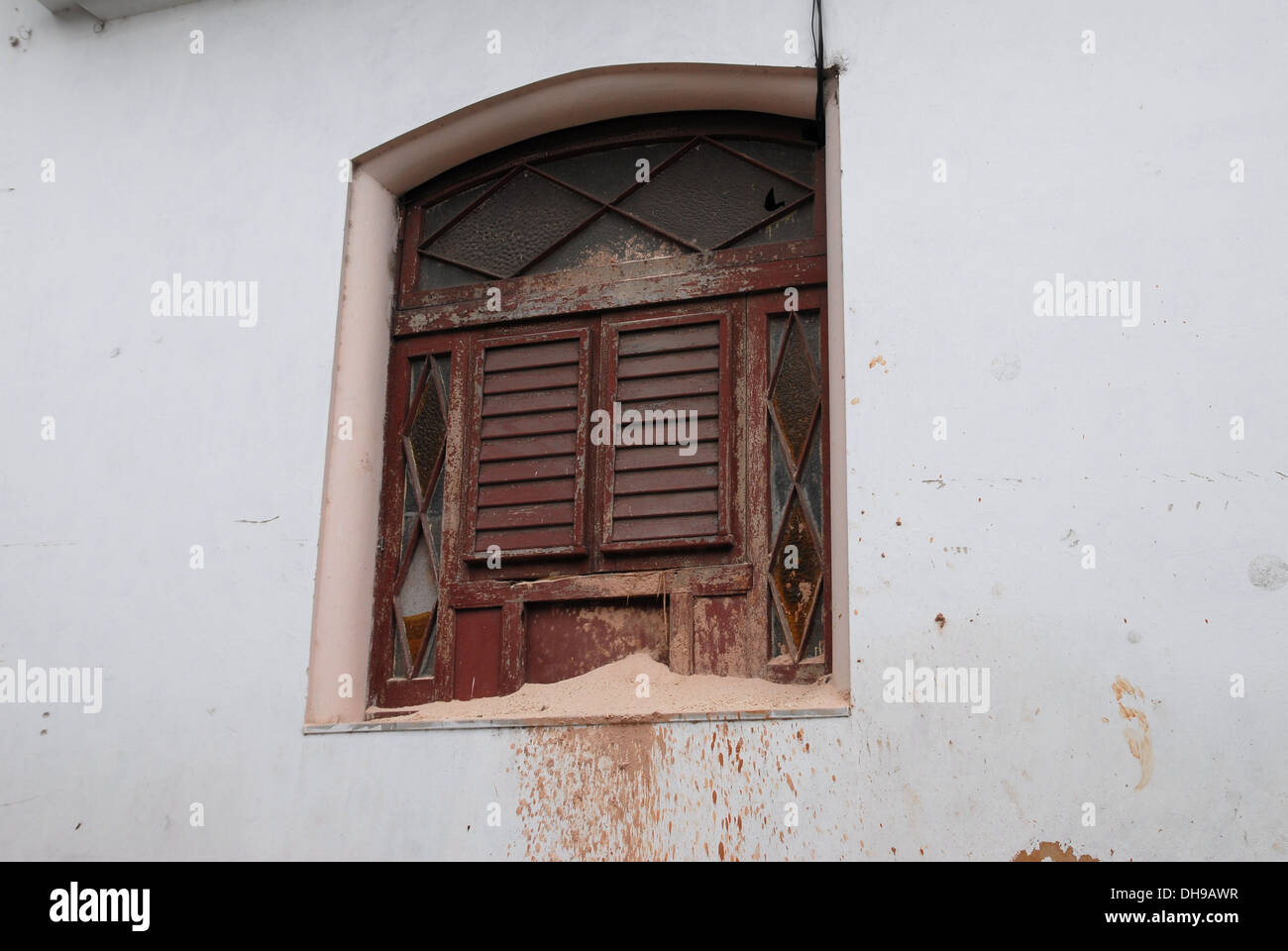 Fenêtre délabré dans le besoin de réparation, dans un bâtiment à La Havane, Cuba Banque D'Images