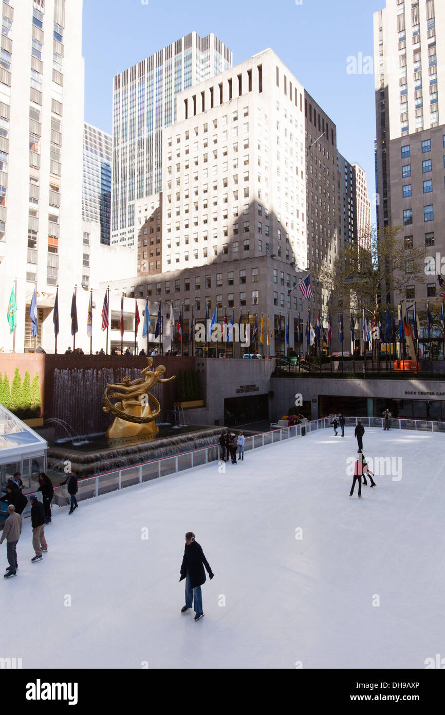 Patinoire, Rockefeller Center, Manhattan, New York City, États-Unis d'Amérique Banque D'Images