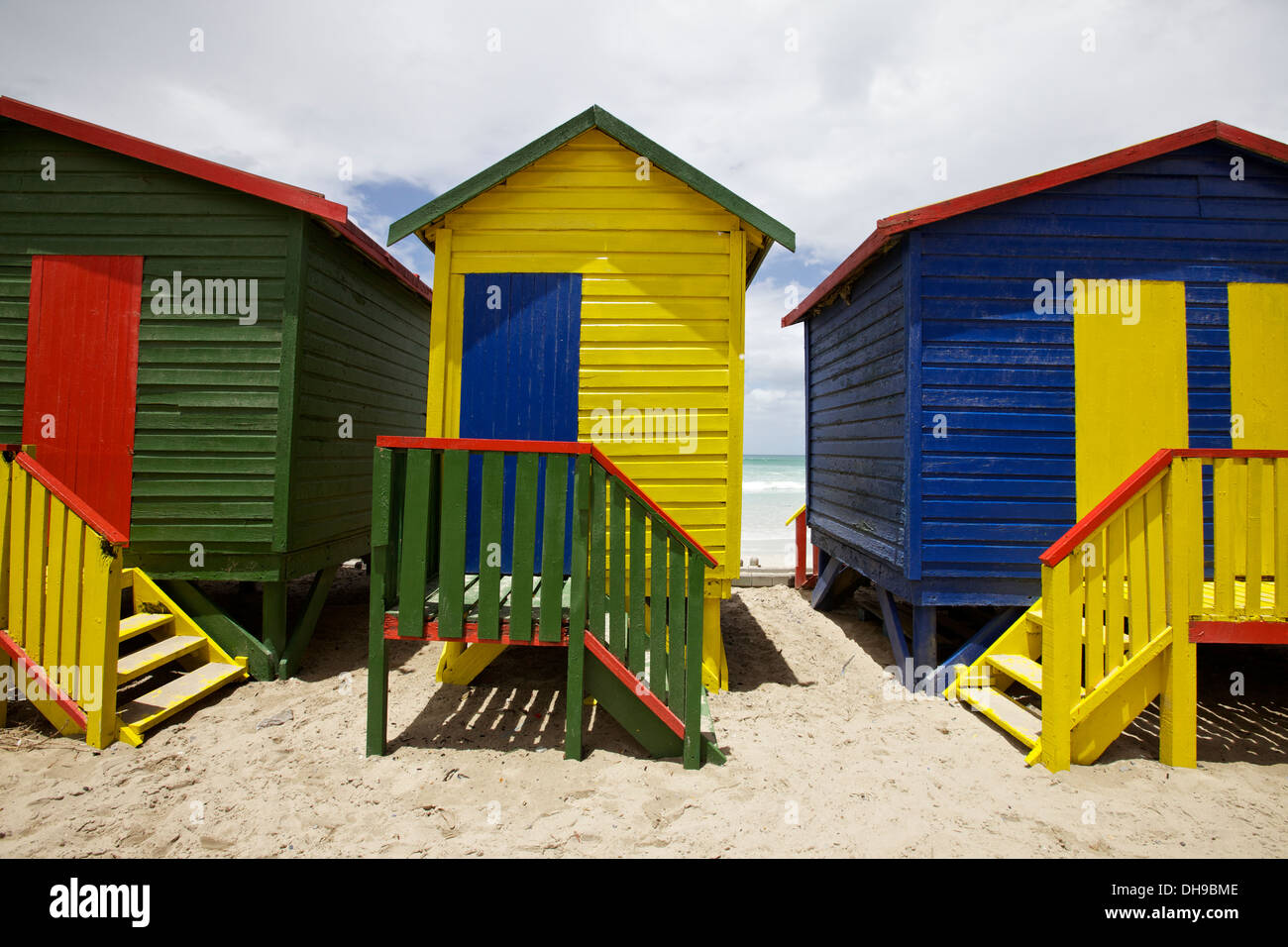 Cabines de plage peint brillant, Cape Town Banque D'Images