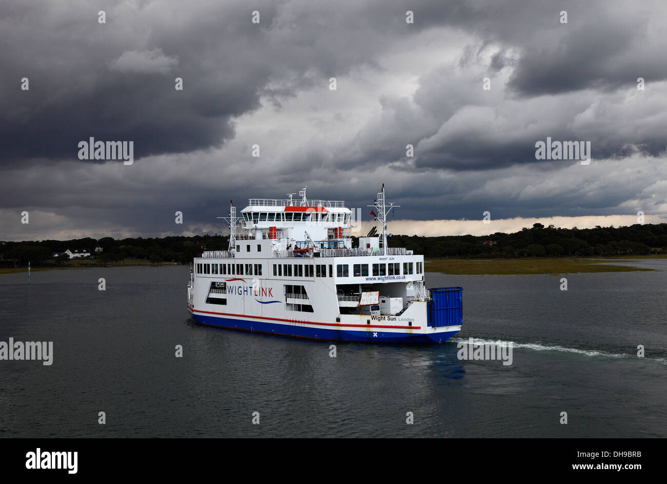 Wight traversier pour véhicules et passagers Soleil prises à partir de la plate-forme de lumière Wight à Lymington ferry Angleterre Hampshire estuaire Banque D'Images