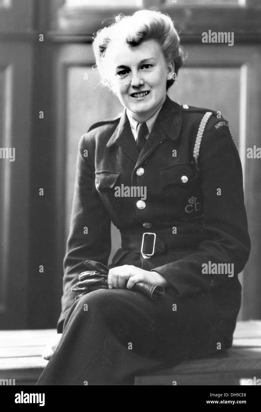 A WW2 raid aérien de défense civile de l'unité de protection conducteur de l'Ambulance en uniforme Banque D'Images