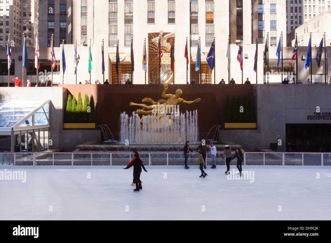 Patinoire, Rockefeller Center, Manhattan, New York City, États-Unis d'Amérique Banque D'Images